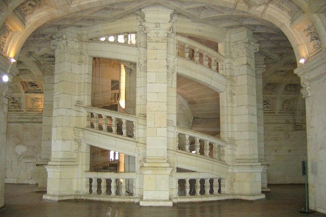 Loire Valley Castles Guided Day Trip from Paris in Minivan - The guide style: commentary during the drive, you roam inside