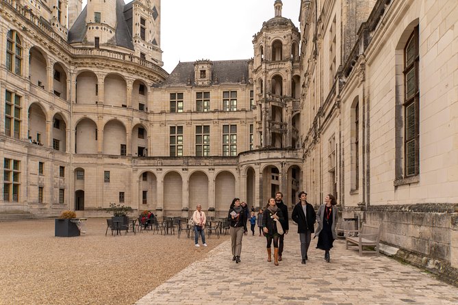 Loire Valley Castles Trip with Chenonceau and Chambord from Paris - Live Guide or Audio App: How to Pick the Right Way to Hear the Stories