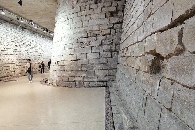 Louvre Highlights Tour for Kids Ticket Included - Meeting at the Louvre and getting to the good rooms fast