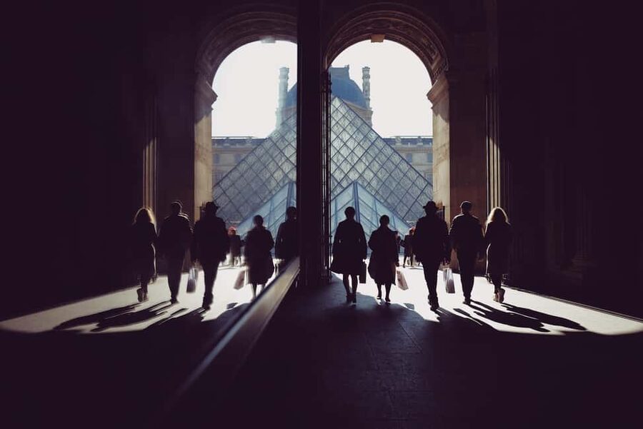 Louvre & Mona Lisa Small Group Tour with Reserved Entry - Guides, Humor, and How Explanations Affect Your Louvre Day