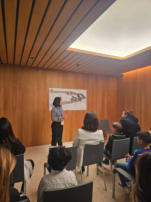 Louvre Museum (Essential) – 2-hour visit in Portuguese with a photo session - The guided route: what happens in each chunk