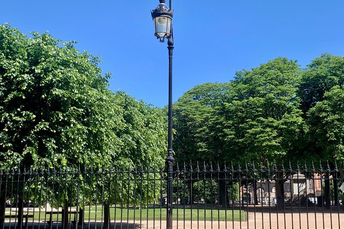 Marais Tour With a Local - Practical comfort: English, transport, and who can join