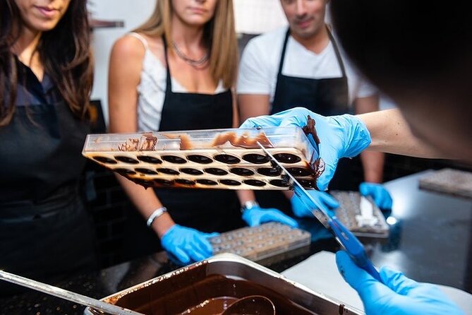 Molded Bonbons Chocolate making class in Paris (collective) - Edwart Chocolatier, right in the action of Paris