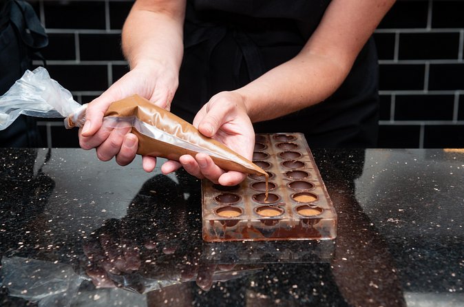 Molded Bonbons Chocolate making class in Paris (collective) - Your chocolatier: clear coaching and the value of patience