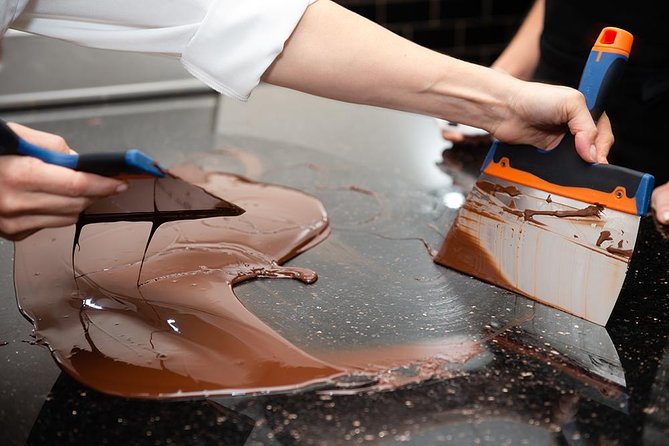 Molded Bonbons Chocolate making class in Paris (collective) - The workshop flow: downstairs production, upstairs tasting