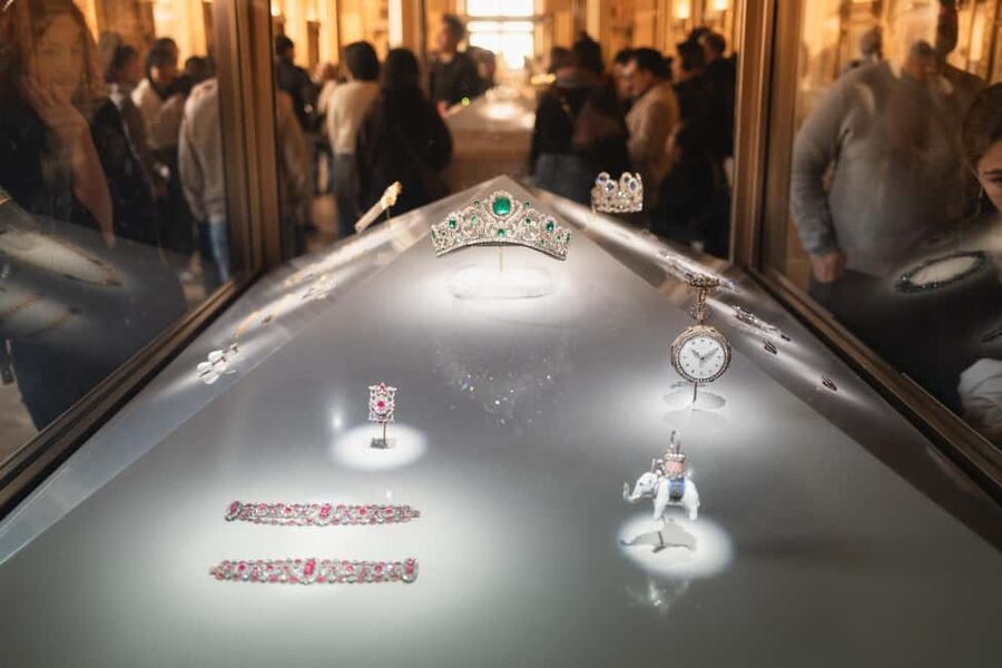 Mona Lisa & Treasures: 6-people Max Louvre Experience - Guide Personality Is Part of the Value