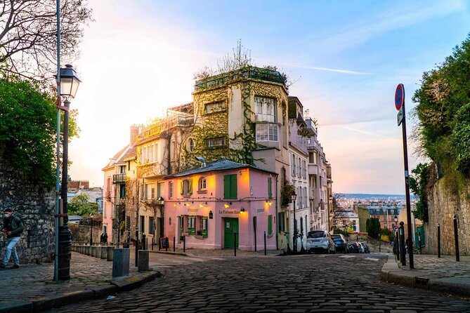 Montmartre and the Sacré-Coeur with the best guides in Paris - The Montmartre walking reality, and how to make it comfortable