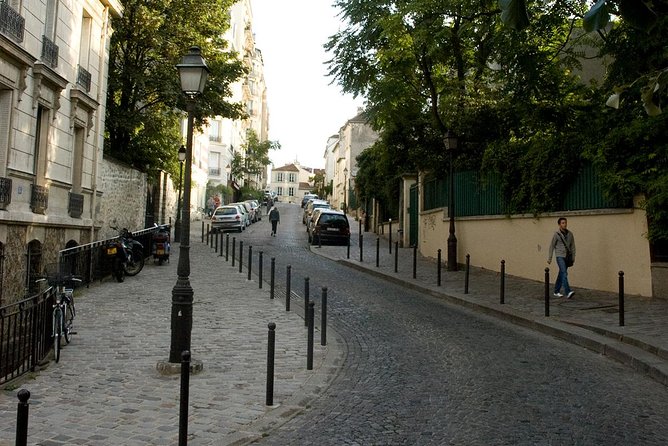 Montmartre District Walking Tour in Paris - The guide matters: Alberto, Dawie, Thom, and others in the mix