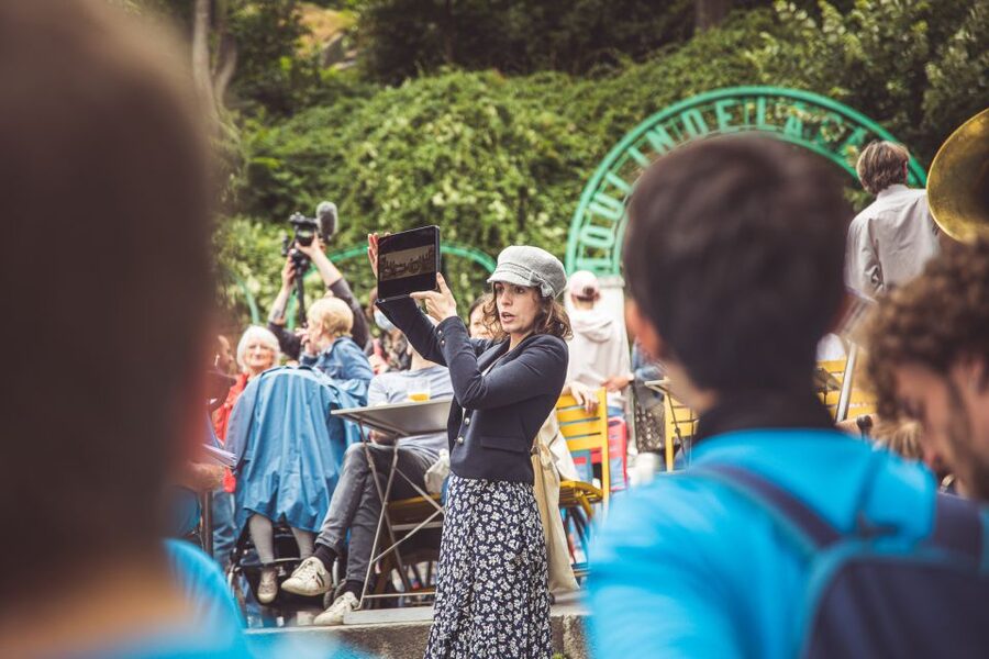 Montmartre en chansons: tour with a professional singer - Starting at Place des Abbesses, and why that first moment matters