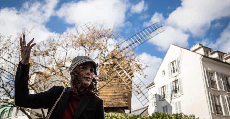 Montmartre en chansons: tour with a professional singer - Dalida country, Théâtre Lepic, and the specific spots you’ll remember