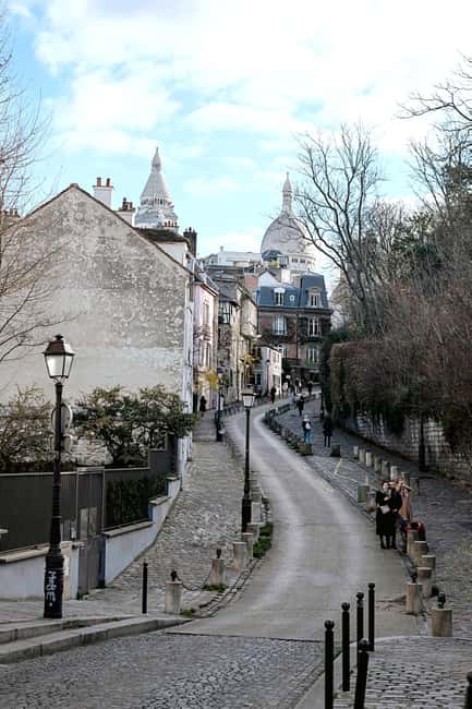 Montmartre for Art Lovers - Walking tour with Expert Guide - Le Passe-Muraille and Square Suzanne Buisson: stories you can walk with