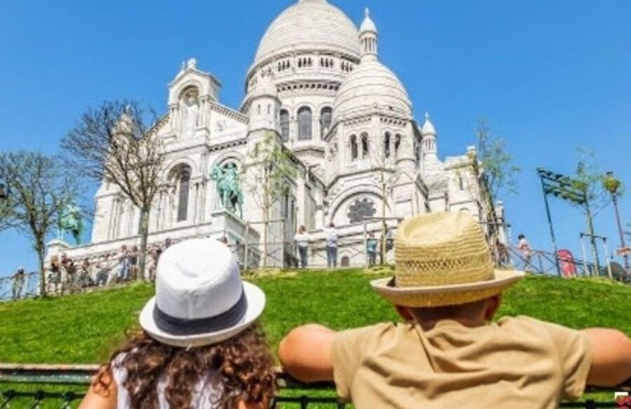 Montmartre: Guided Tour for Kids and Families - Place du Tertre: artists’ square with time to breathe
