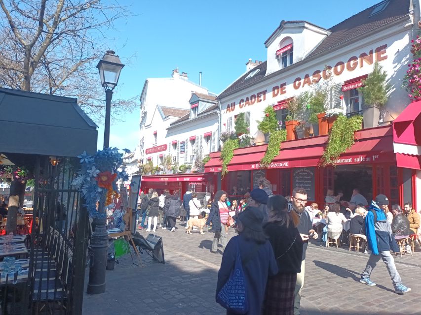 Montmartre: Guided Tour for Kids and Families - Moulin de la Galette: a photo stop that points to the neighborhood’s art life