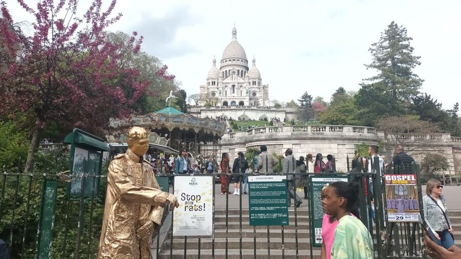Montmartre: Guided Tour for Kids and Families - Le Bateau-Lavoir and the artist connection