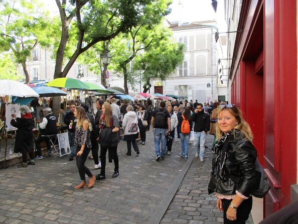 Montmartre guided walking tour with local guide in small group - Entering Montmartre the easy way: small-group pace and real local guide energy