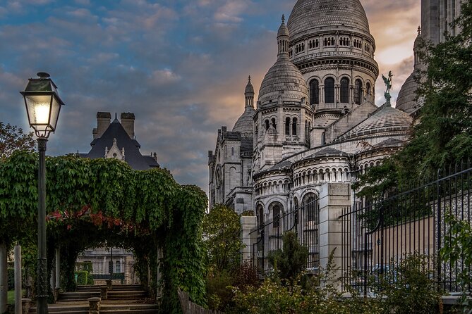 Montmartre guided walking tour with local guide in small group - La Petite Maison Rose (since 1920): a charming landmark with texture