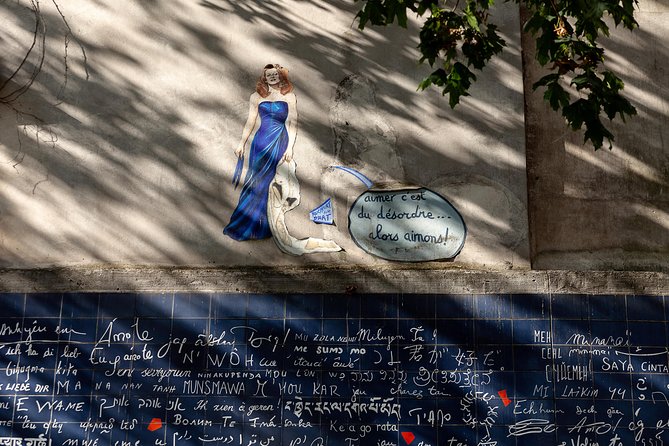 Montmartre Street Art Tour with an Artist - Photo stops in Montmartre: how to get murals without the guesswork