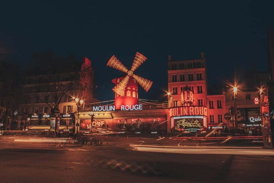 Montmartre. The artist village+its unique charm. My hood. - Getting started on Boulevard de Clichy, then moving like a neighborhood