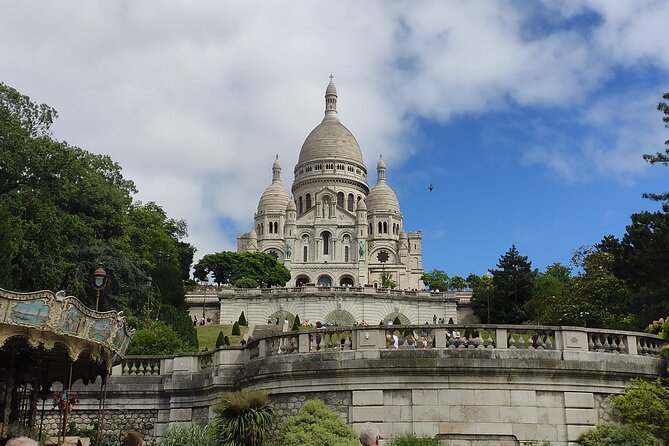 Montmartre Walking Guided Tour - Stop 2: Le Mur des Je t’aime, romance with real photo payoff