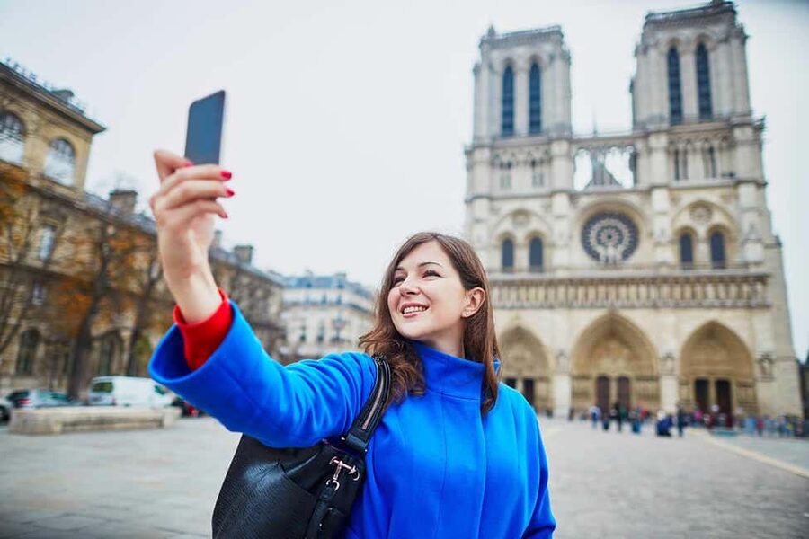Notre Dame cathedral exterior tour & entrance with host - Entering quietly with your host, no talking indoors