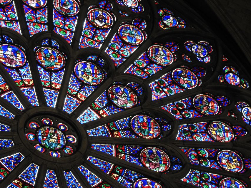 Notre Dame cathedral exterior tour & entrance with host - Stained glass, arches, and chapels: what you’ll actually focus on