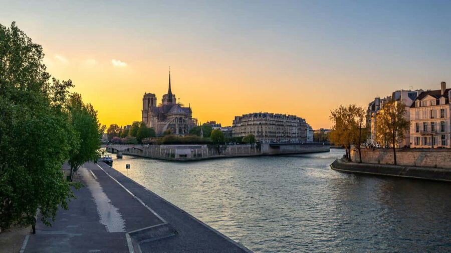 Notre-Dame Cathedral: Interior Guided Tour - What the 1-hour tour feels like in practice