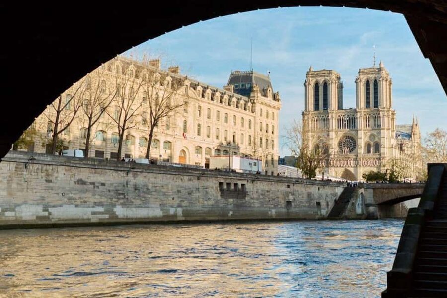 Notre Dame Cathedral :Reserved Access, Cruise & Outside Tour - The guided exterior walk: Gothic details and the island neighborhood