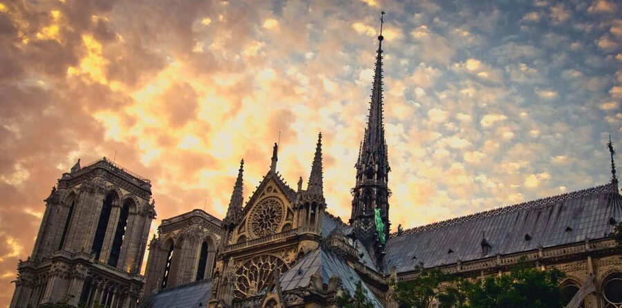 Notre-Dame Cathedral with reserved access and exterior Tour - Your self-guided hour inside Notre-Dame