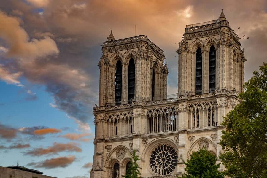 Notre-Dame Cathedral with reserved access and exterior Tour - The 15-minute English introduction: Small timing, big payoff