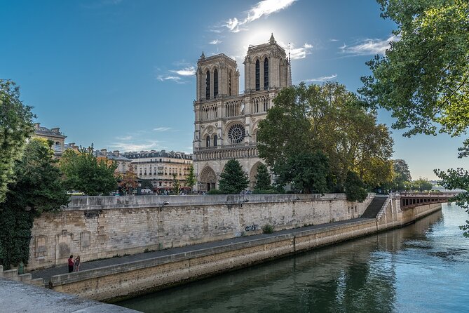 Notre Dame de Paris Interior Guided Tour - The stop at Notre-Dame: outside orientation and the inside option