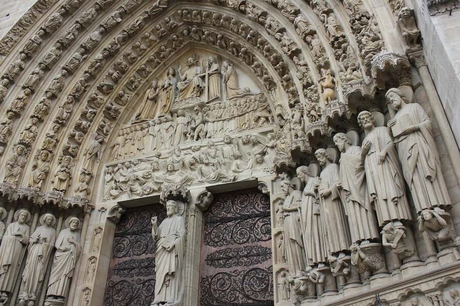 Notre-Dame & Ile de la Cité–Louvre with a local - Sainte-Chapelle, Saint Louis, and the Crown of Thorns story