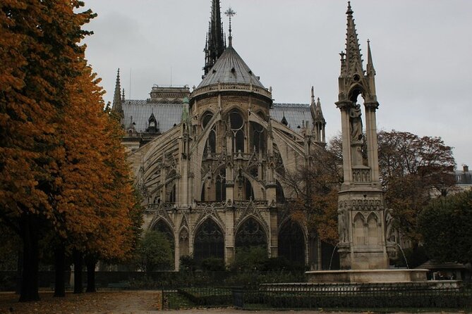 Notre Dame, Sainte-Chapelle & Conciergerie Outdoor Walking Tour - Stop 2: Les Bouquinistes on the Seine, UNESCO Stalls and Browsing Time