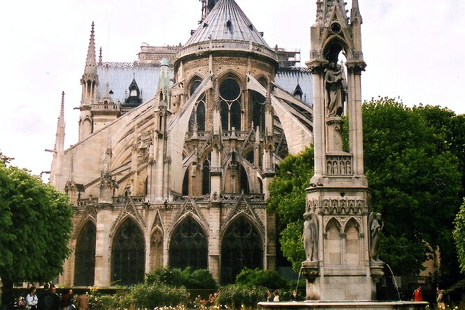 Outdoor Notre-Dame walking Tour with Sainte-Chapelle Entry - Shakespeare and Company: books, nostalgia, and a quick lore stop