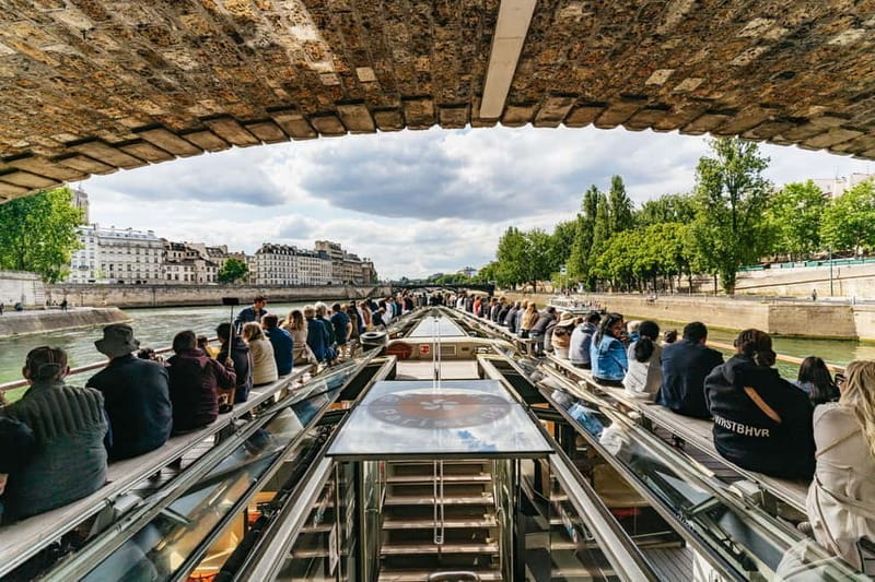 Paris: 1-Hour Seine Cruise departing from the Eiffel Tower - Place de la Concorde and Grand Palais, Ending With a Big Finale