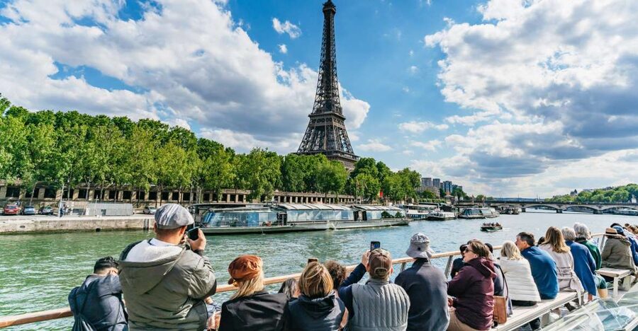 Paris: 1-Hour Seine Cruise departing from the Eiffel Tower - Audio Guide and Smartphone App: Making the 14 Languages Actually Useful
