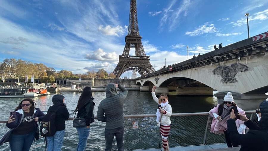 Paris: 1-Hour Sightseeing Cruise and 3-Course Bistro Dinner - Paris Seine cruise and Bistro dinner: the big idea