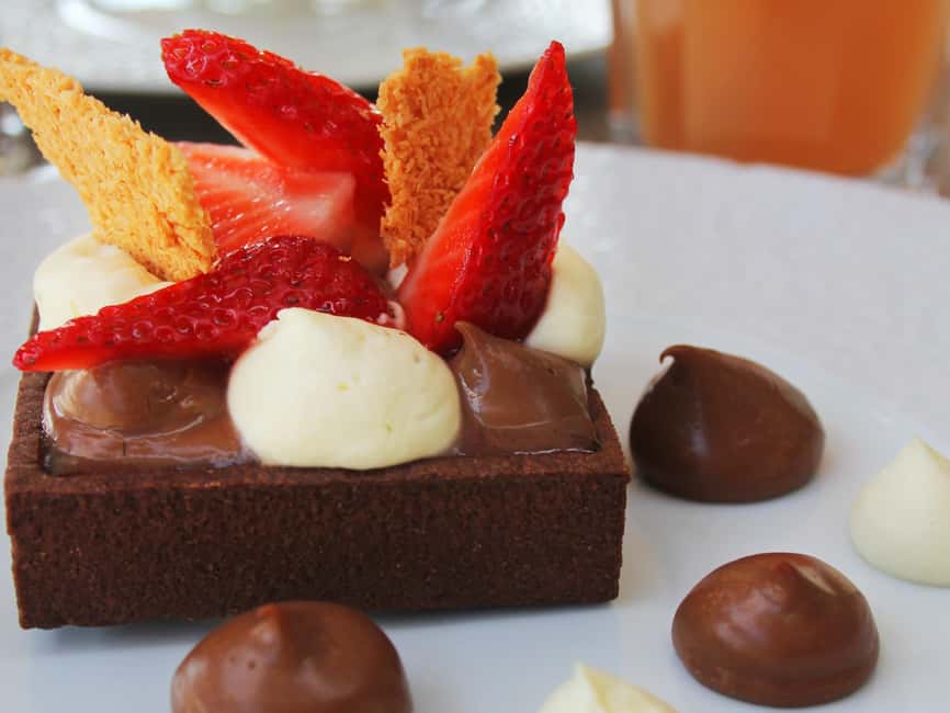 Paris: 1-Hour Sightseeing Cruise and 3-Course Bistro Dinner - The 1-hour Seine cruise: what you see and why it’s worth it