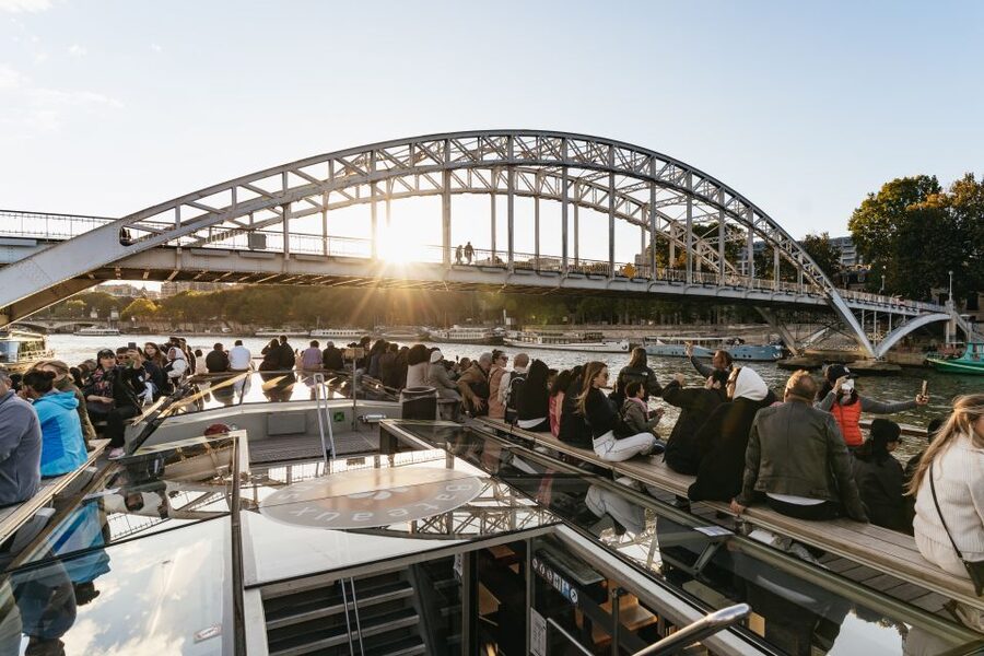 Paris: 1-Hour Sightseeing Cruise and 3-Course Bistro Dinner - Onboard comfort: seating, views, and the crowd reality