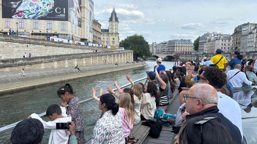 Paris: 1-Hour Sightseeing Cruise and 3-Course Bistro Dinner - Bistro Parisien dinner: 3 courses with a front-row Eiffel view