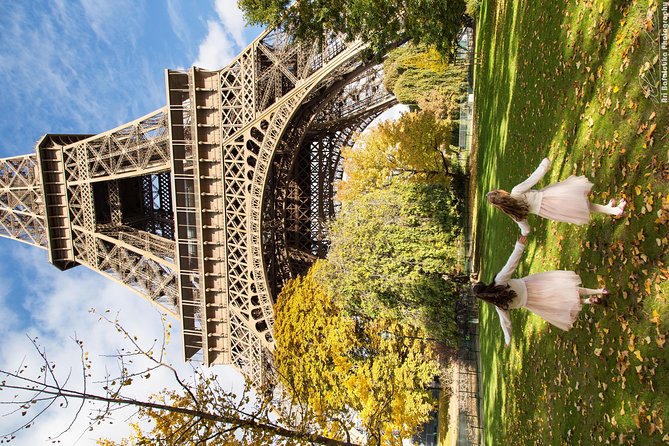 Paris 2-Hour Eiffel Tower Walking Tour with Professional Photo Shoot - How Ari Makes You Look Good in Actual Paris Crowds