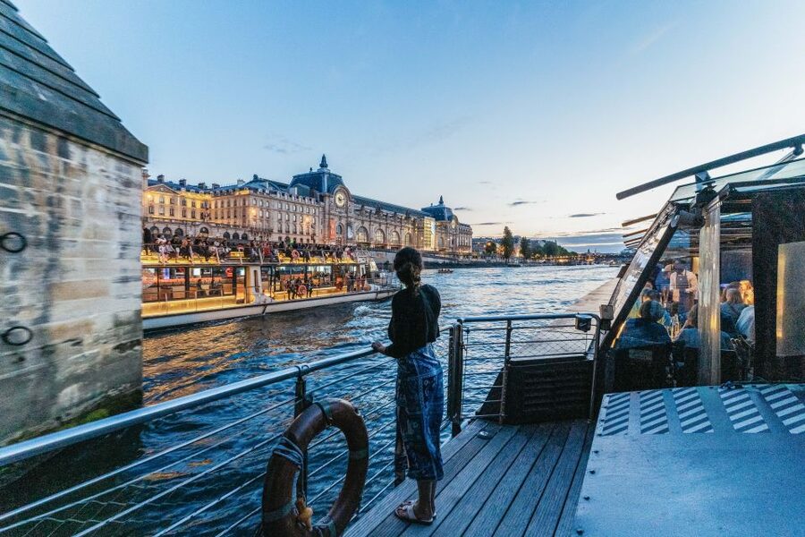Paris: 3-Course-Dinner Cruise on the Seine with live music - A Glass-Boat Dinner From the Eiffel Tower, Lit Up From the Start