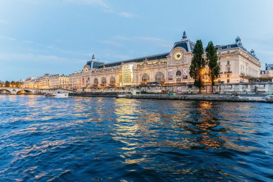 Paris: 3-Course-Dinner Cruise on the Seine with live music - Choosing Your Seat: Why Window Tables and Premium Service Matter