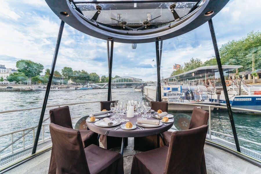 Paris: 3-Course-Dinner Cruise on the Seine with live music - Live Music Onboard: The Singer That Keeps the Mood Right
