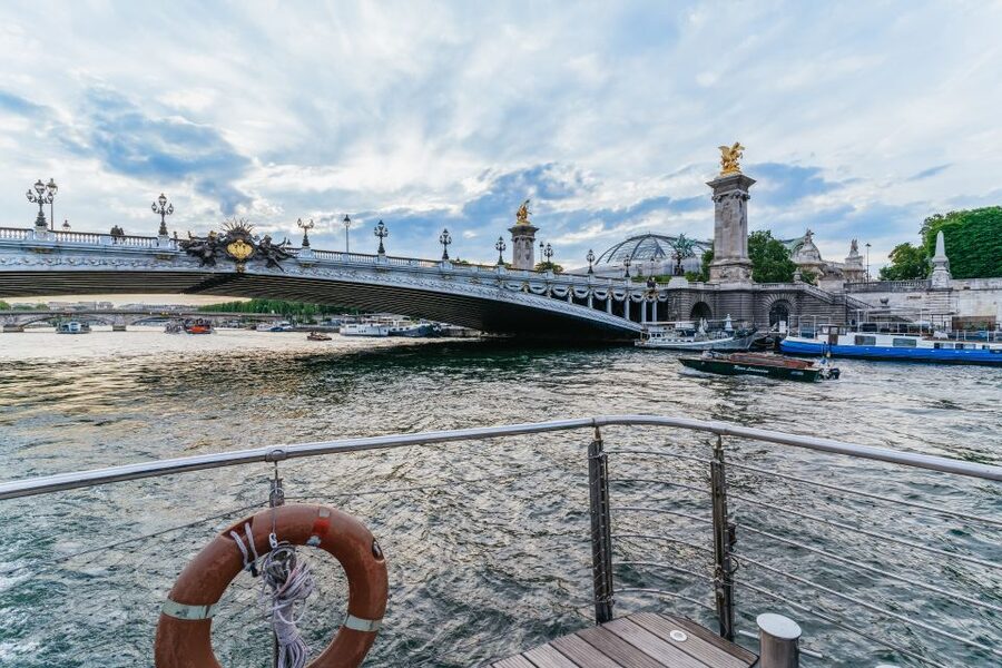 Paris: 3-Course-Dinner Cruise on the Seine with live music - Service Level, Staff Attention, and That Extra-Fancy Feeling