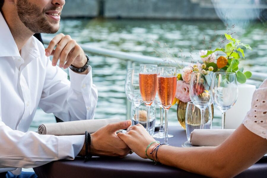 Paris: 3-Course-Dinner Cruise with Wine on the Seine River - Service style: what to expect from the staff