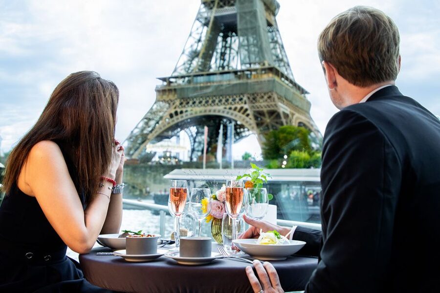 Paris: 3-Course-Dinner Cruise with Wine on the Seine River - Dress code and packing, because Paris nights run cool