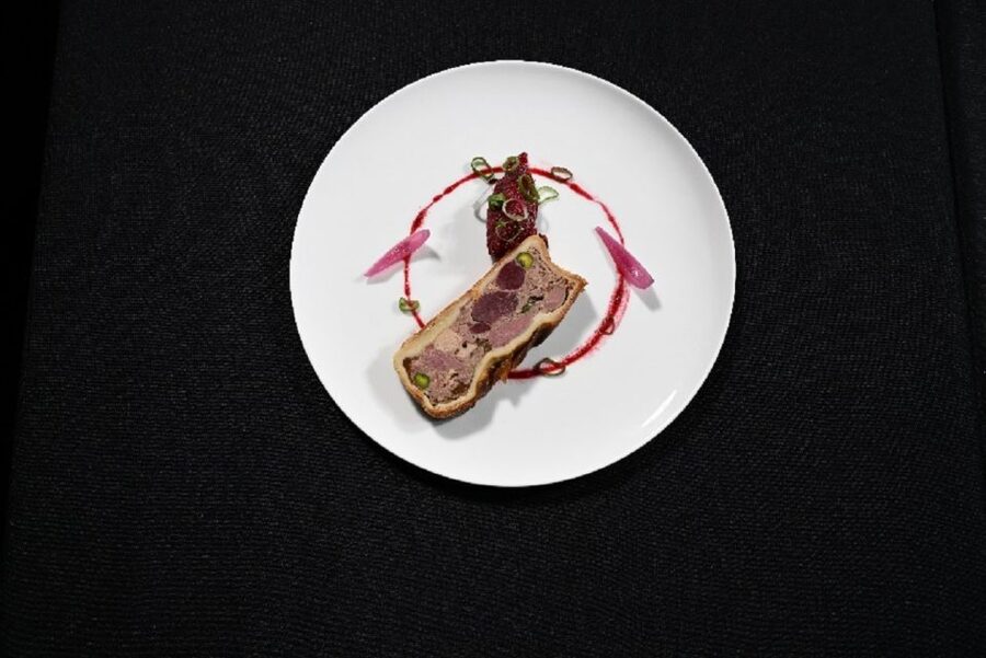 Paris: 3-Course Dinner & Show at Paradis Latin Cabaret - Pre-show dining: performers interact while you eat
