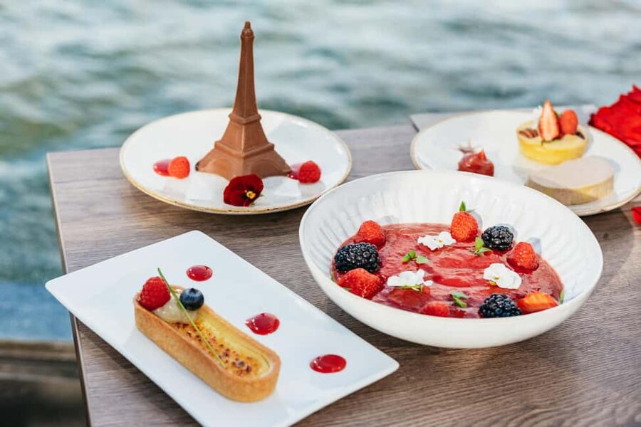 Paris : 3-Course Gourmet Dinner Cruise on Seine River - The Route: Île de la Cité, Notre-Dame, the Louvre Area, and the Eiffel Tower Glow