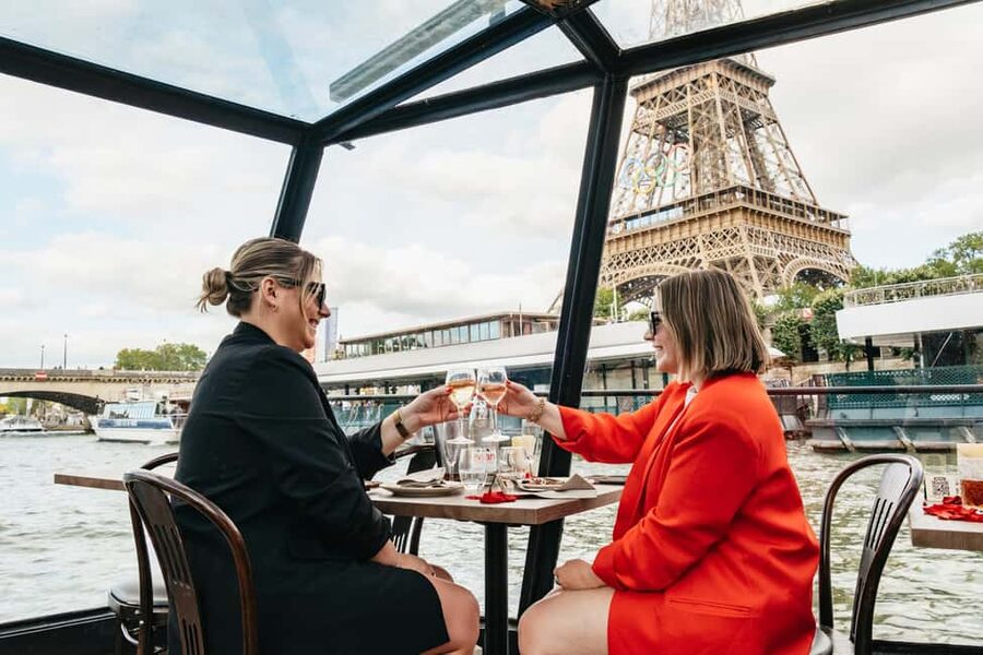 Paris : 3-Course Gourmet Dinner Cruise on Seine River - Onboard Atmosphere: Service, Singing, and Window Seating Reality