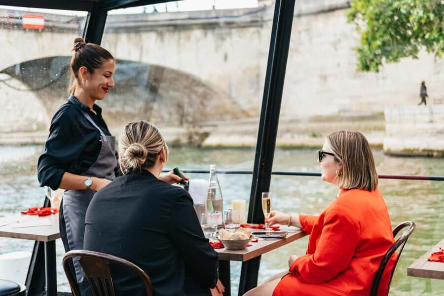 Paris : 3-Course Gourmet Dinner Cruise on Seine River - Price and Value: Is This $100 Dinner Cruise Worth It?